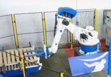 robot agarrando palet